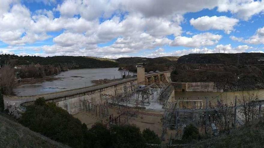 Embalse y central hidroeléctrica de Villalcampo, en el Duero.