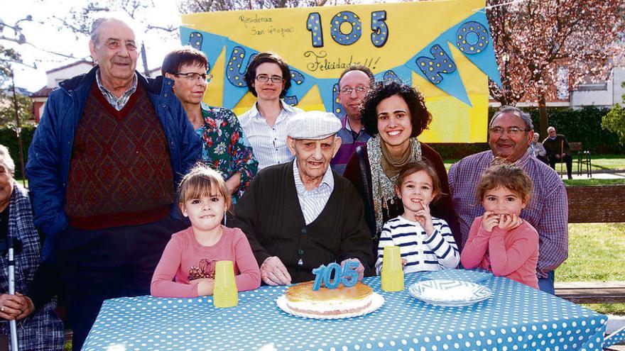 Luciano Leal Sánchez, rodeado de toda su familia para celebrar su 105 cumpleaños.