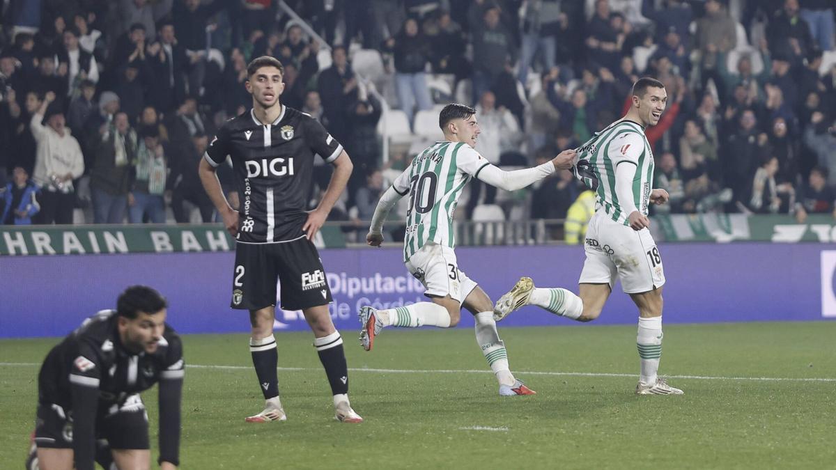 Adrián Fuentes y Dani Requena celebran el segundo gol ante el Burgos.