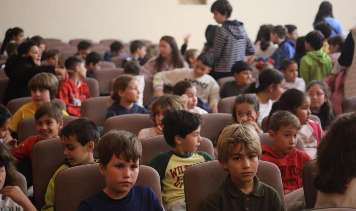 Público asistente a la primera jornada del certamen de teatro escolar. | ALBA PRIETO