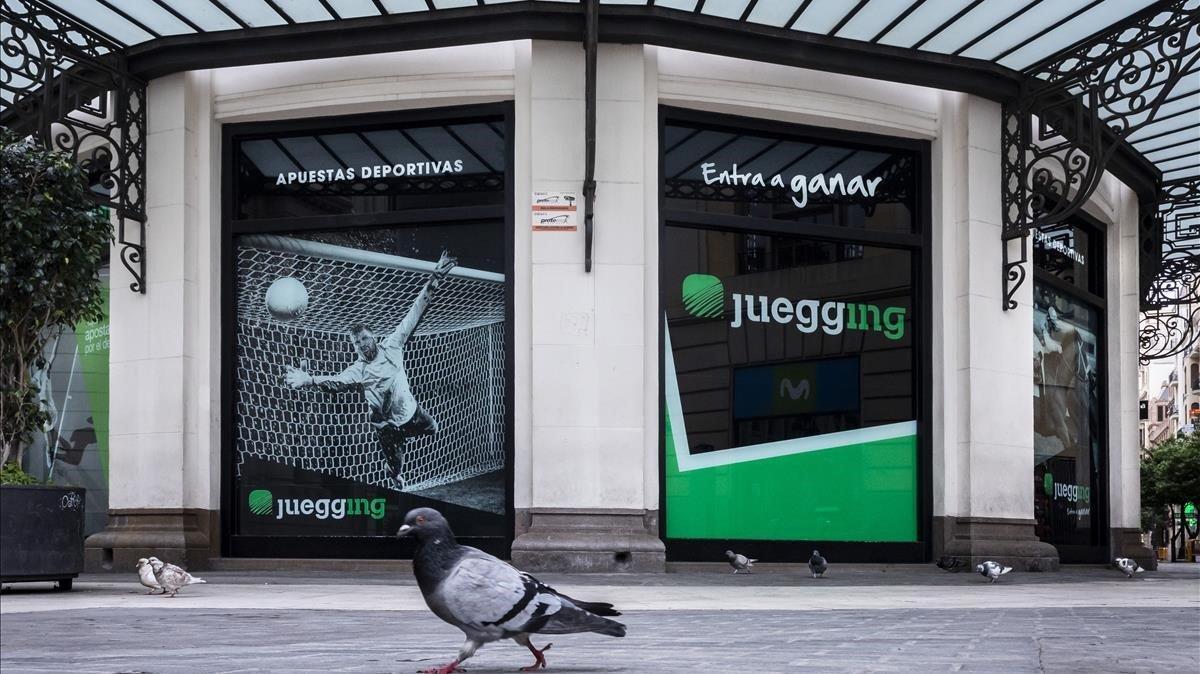 Un local de apuestas cerrado, este sábado en València. Un local de apuestas cerrado, este sábado en València.