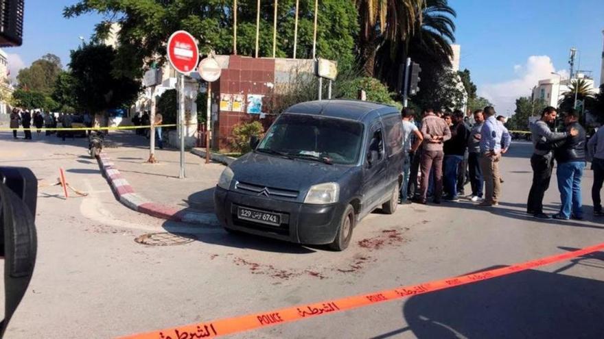 Un yihadista apuñala a dos policías en Túnez