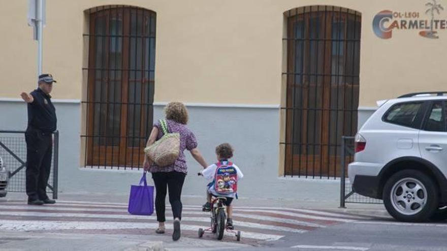 Gandia ensaya cerrar al tráfico calles junto  a colegios para fomentar el camino a pie