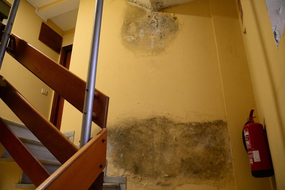 Humedad en las escaleras de los espacios comunes de Méndez Núñez 27.