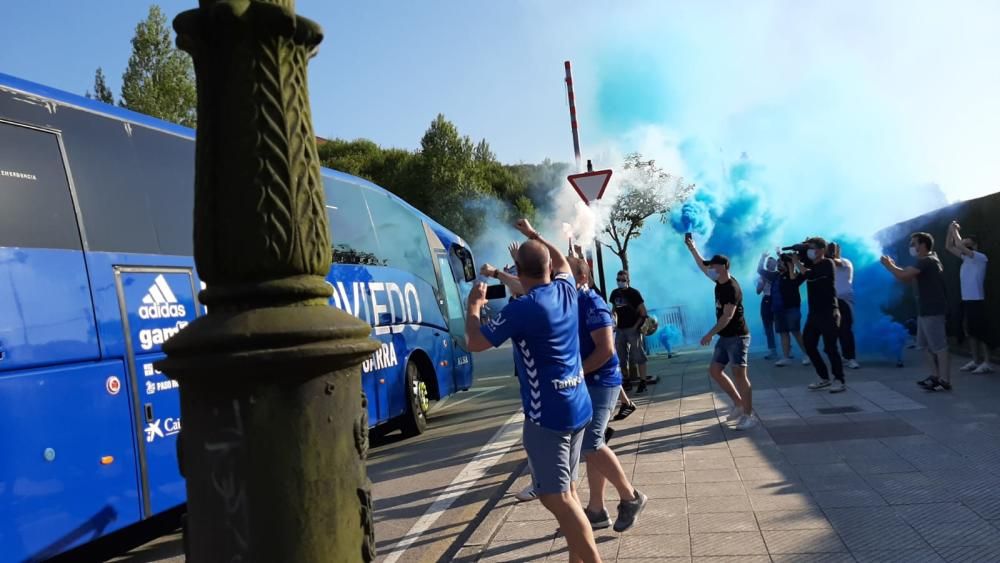 Salida de los jugadores del Real Oviedo hacia Gijón