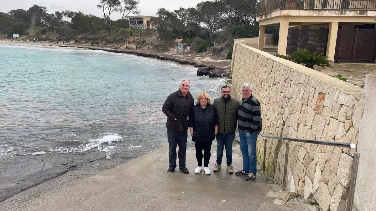 Representantes municipales, delante de la playa del Marquès