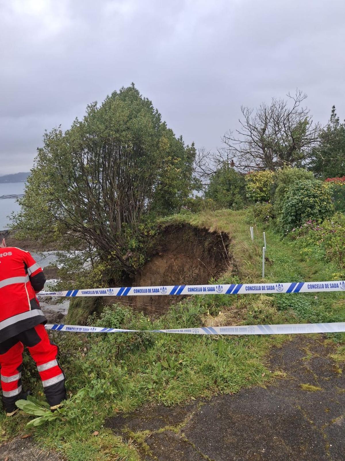 Tramo precintado por un desoprendimiento en el sendero Costa Doce.