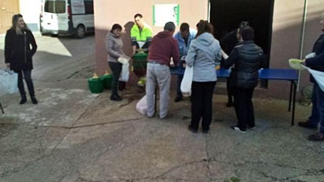 Los vecinos llevaron tuppers para llevarse el escabeche.