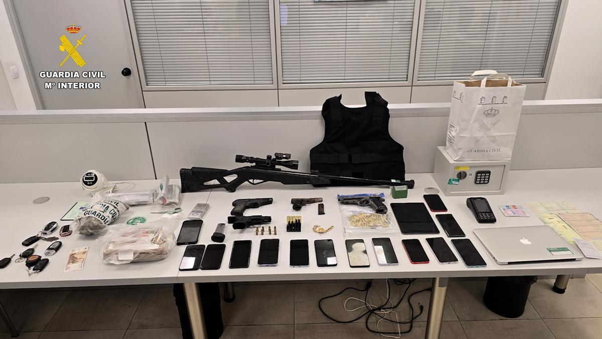Dinero, armas y un chaleco antibalas, parte de la incautación de la Guardia Civil.