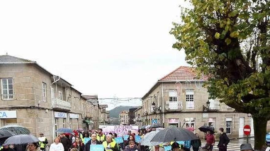 Movilización que tuvo lugar ayer en Mondariz. // A. Hernández