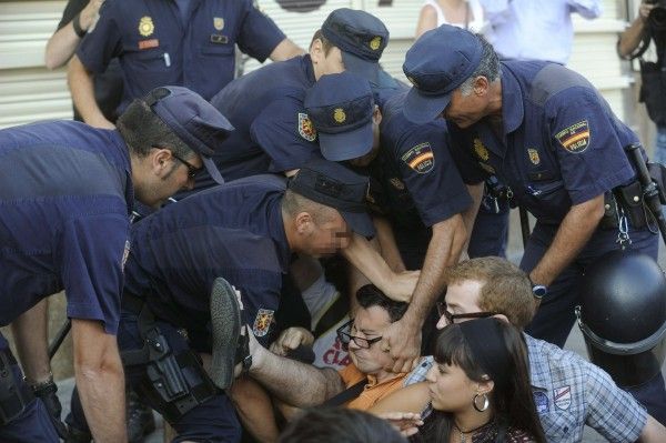 Desalojo de los indignados acampados en la Puerta del Sol y el Paseo del Prado