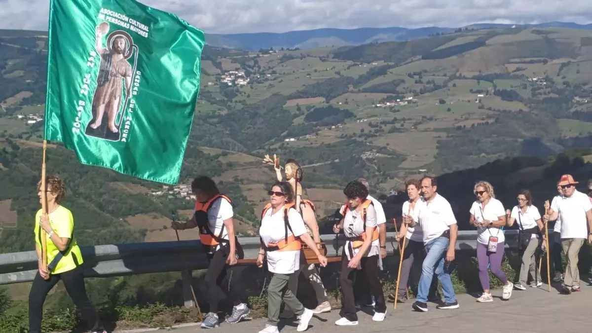 San Juan Bailón regresa al Acebo: Una veintena de personas participan en la tradicional peregrinación al santuario cangués