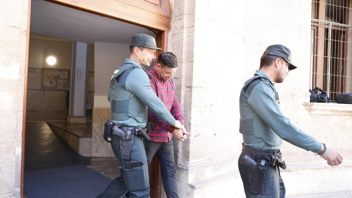 El detenido es trasladado a prisión por agentes de la Guardia Civil