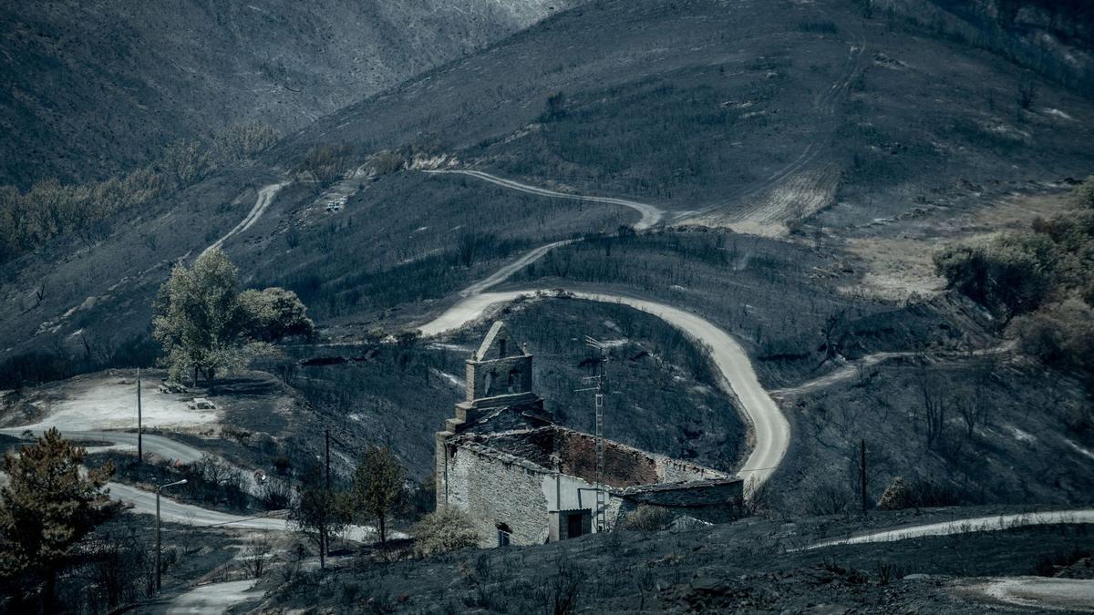 Iglesia de Nuestra Señora de la Asunción destruida por el fuego, en Rubiá (Ourense). /  BRAIS LORENZO