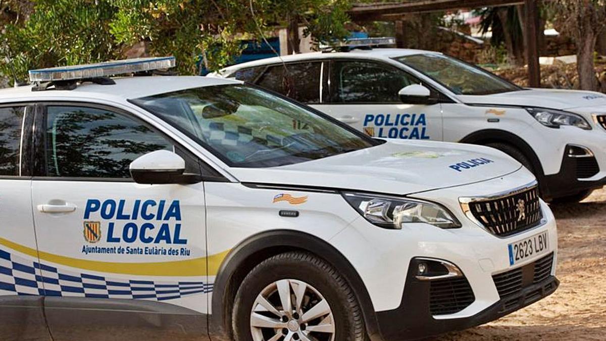 Vehículos de la Policía Local de Santa Eulària, en una imagen de archivo.