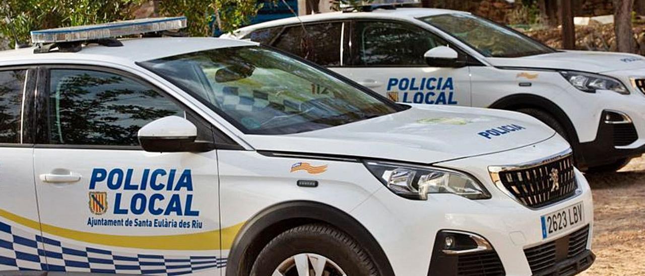 Vehículos de la Policía Local de Santa Eulària, en una imagen de archivo.