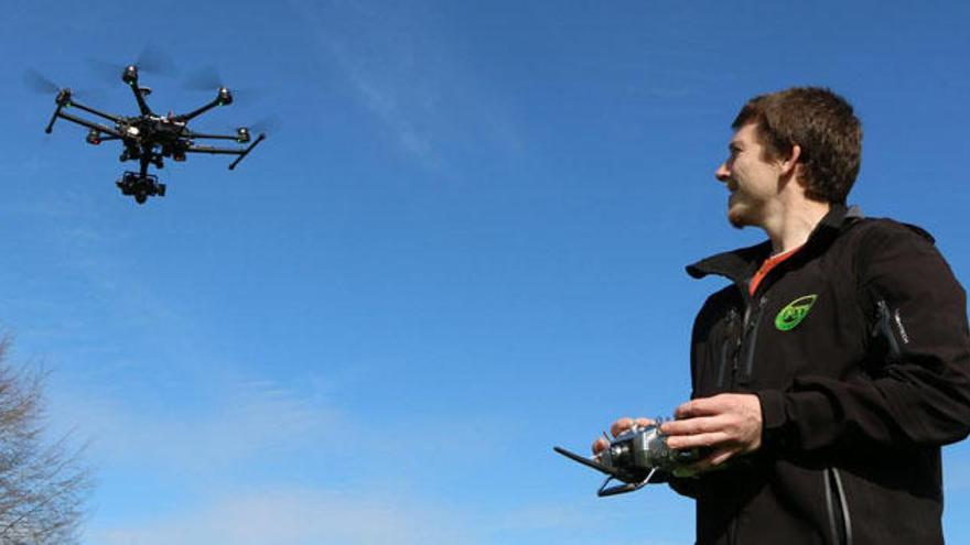 Un joven, pilotando un dron.