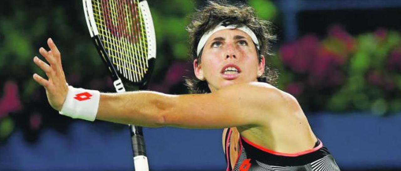 La tenista grancanaria Carla Suárez Navarro, durante la disputa del torneo Dubai, en los Emiratos Árabes, ante la ucraniana Svitolina.