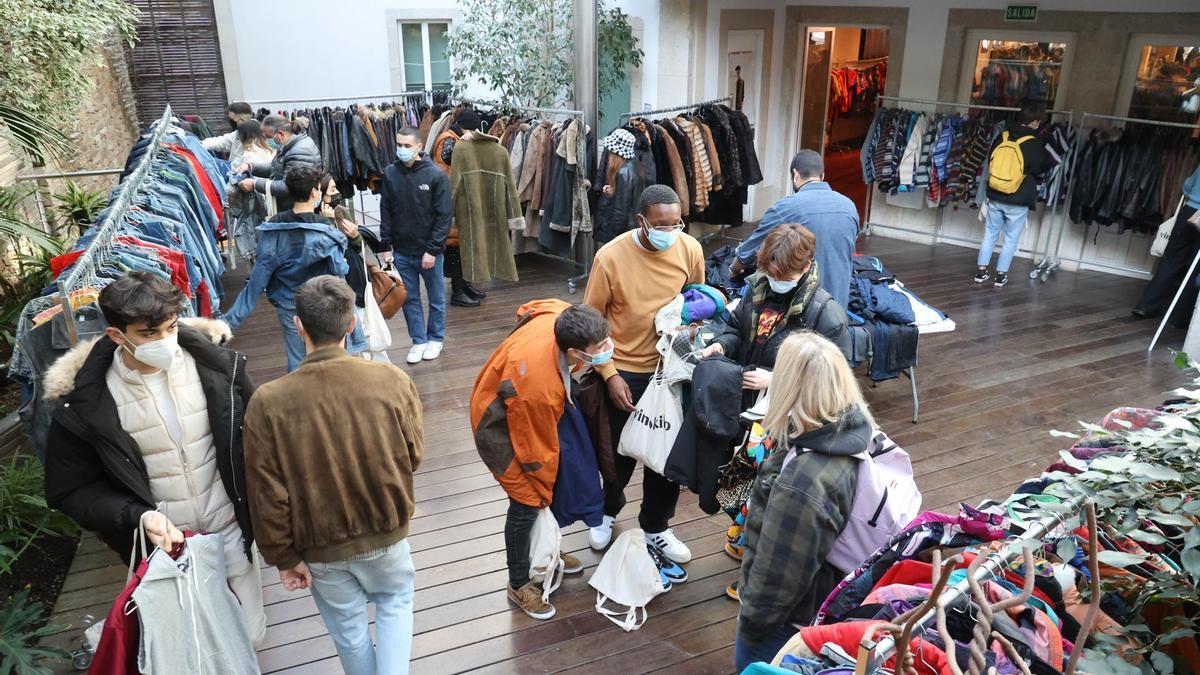 Afundación vuelve a acoger este fin de semana un nueva edición de Vinokilo, la mayor feria de ropa de segunda mano de Europa que se estrenó en Vigo en enero.