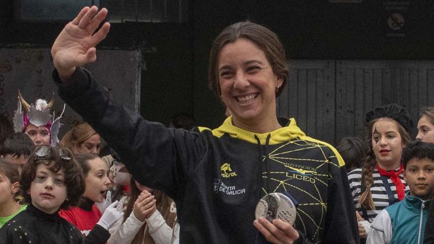 María de Valdés, con su plata, en el colegio Liceo. |  // CASTELEIRO/ROLLER AG.