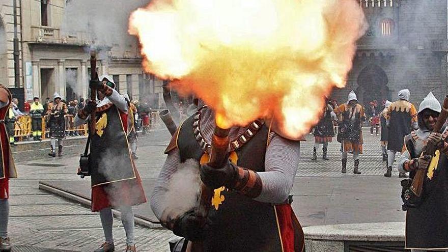 Disparo del alardo en los festejos de Alcoi.