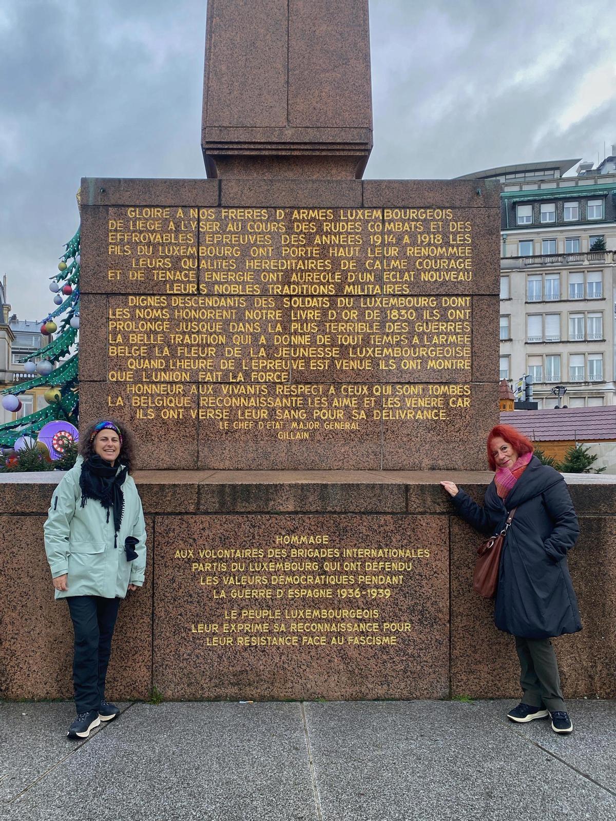 Eva Máñez y Paca Rimbaud, organizadora de la exposición, ante el monumento de homenatge a las Brigadas Internacionalesgades Internacionals en Luxemburgo