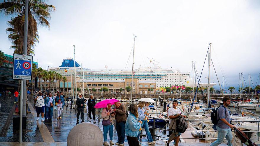 El Norwegian Sky, con 2.029 pasajeros, llega a Vigo en una visita con sabor a despedida