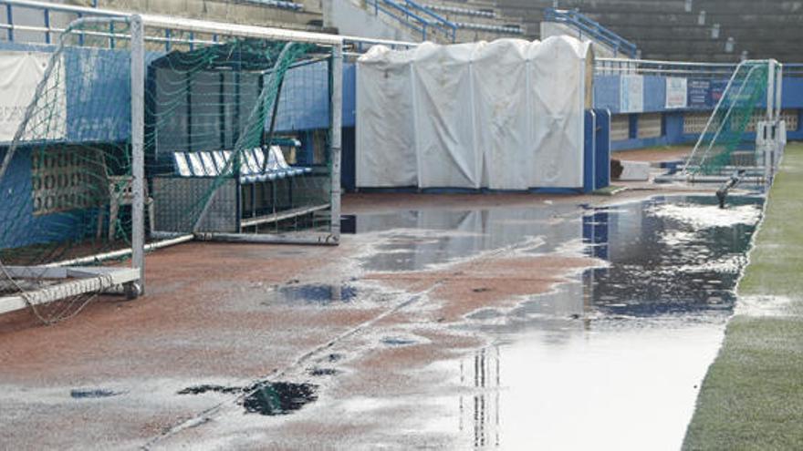 El lateral del campo de fútbol de Can Misses quedó inundado por las lluvias caídas durante el fin de semana.