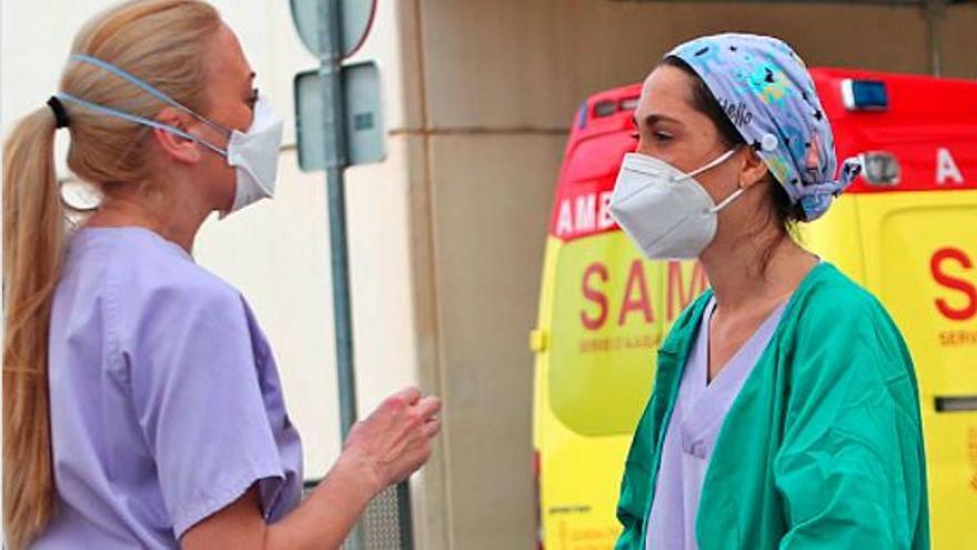 Dos enfermeras a las puertas de La Fe de València  | F.CALABUIG