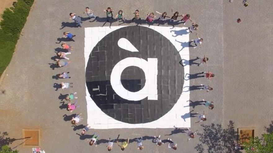 Trabajadores junto al logo de la televisión autonómica