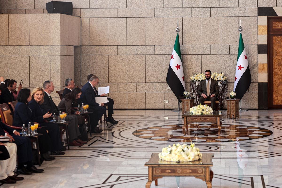 El presidente interino de Siria, Ahmed al Sharaa, durante una recepción a una delegación del Consejo de Seguridad de la ONU en el palacio presidencial, el pasado 4 de diciembre.