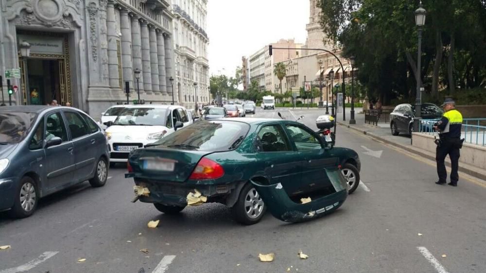 Un coche se empotra contra el Palacio de Justicia en Valencia