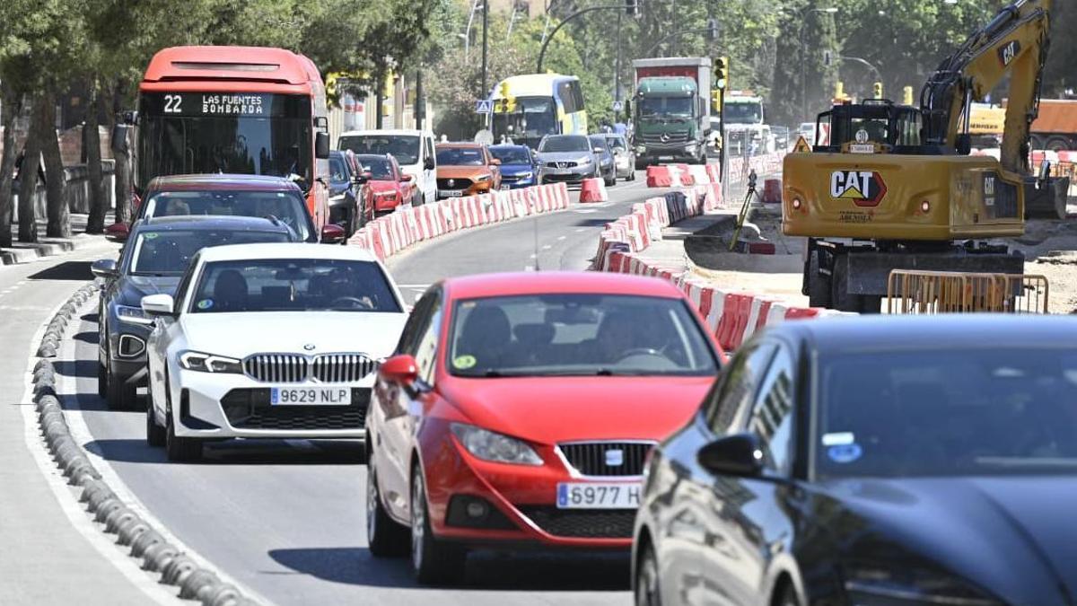 Imagen del tráfico en la zona del Portillo con un autobús de la línea 22.