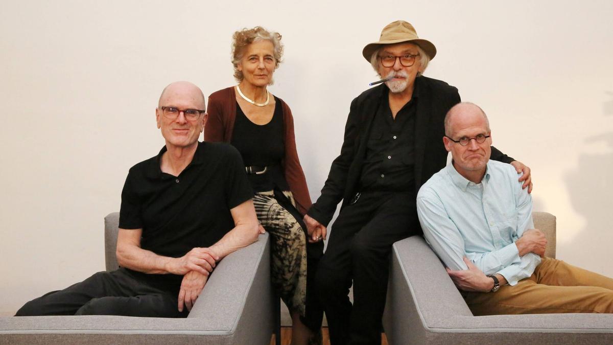 Charles Burns, Françoise Mouly, Art Spiegelman y Chris Ware posan antes de inaugurar el festival Kosmopolis en el CCCB