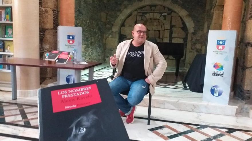 Morales destaca a Alexis Ravelo como un referente de la literatura contemporánea de Canarias