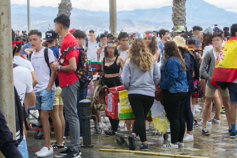 Miles de jóvenes celebran el botellón en la playa de San Juan