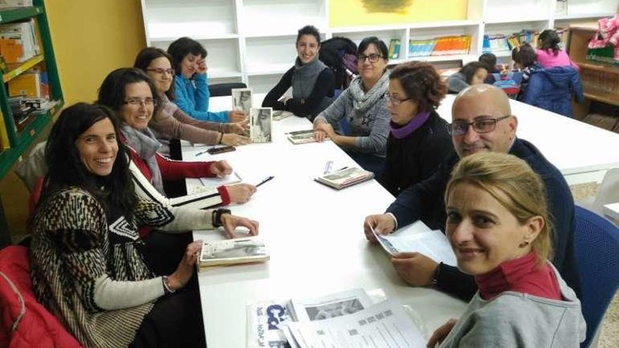 Grupo de madres y padres de alumnos en el club de lectura &quot;Sansueña&quot;, del colegio de Santibáñez de Vidriales.