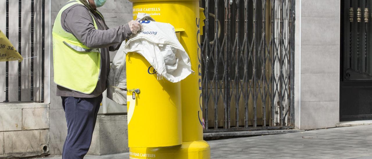 Un empleado recogiendo el correo en Alicante