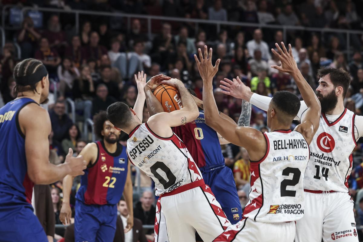 Kevin Punter, frenado por Marco Spissu.