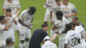 Real Madrid manager Xabi Alonso, bottom center, speaks with his players during a water break in the Club World Cup round of 16 soccer match between Real Madrid and Juventus in Miami Gardens, Fla., Tuesday, July 1, 2025. (AP Photo/Marta Lavandier)
