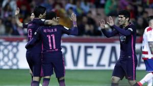 Aleñá celebra el último gol en Granada, el pasado domingo, con Neymar y Luis Suárez.