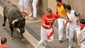 Los Miura protagonizan un peligroso último encierro de los Sanfermines