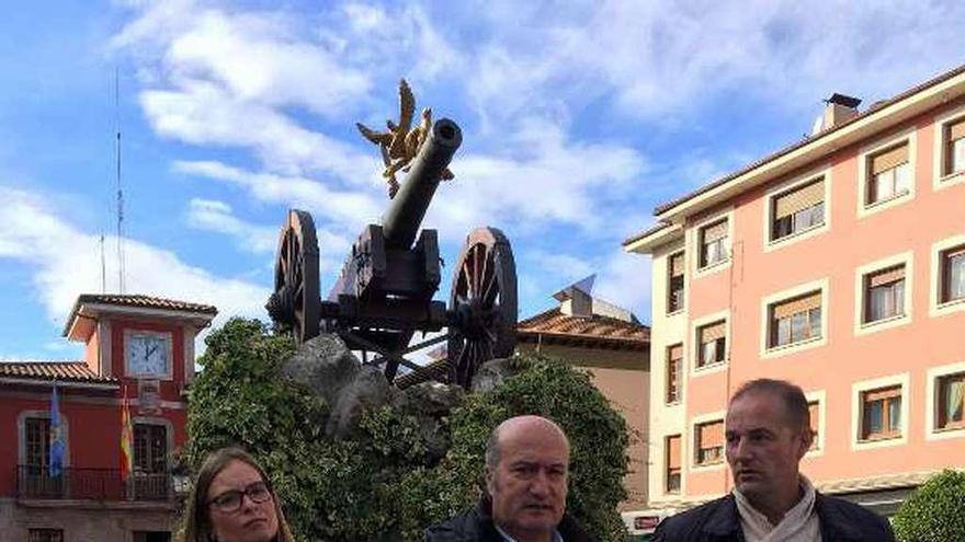 Cecilia García, Luis Venta y José Ángel Fernández, en Arriondas.