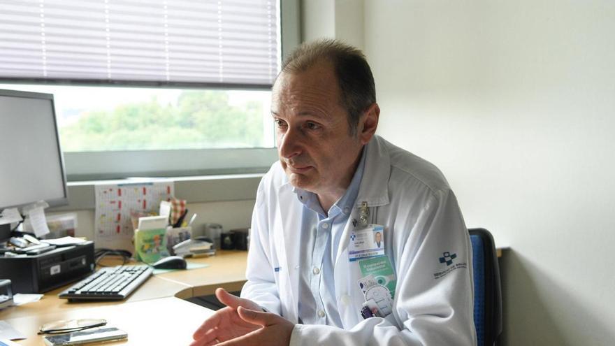Barbón, jefe de Oftalmología en el San Agustín de Avilés: "En cuatro o cinco años, un médico que deja de aprender queda obsoleto"