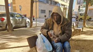 Mamadou Nomoko, en el banco de la plaza Isabel Vilà i Pujol de Girona, donde estaba habitualmente.