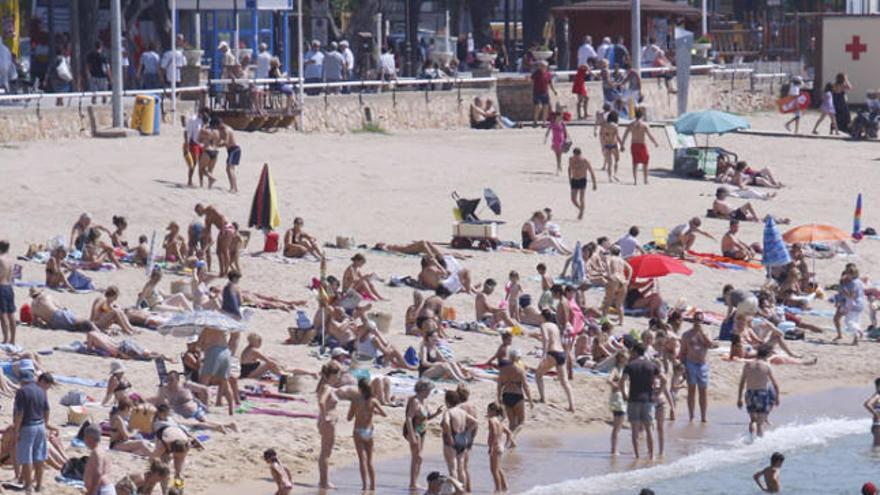 La platja de Sant Feliu plena de gom a gom, ahir.