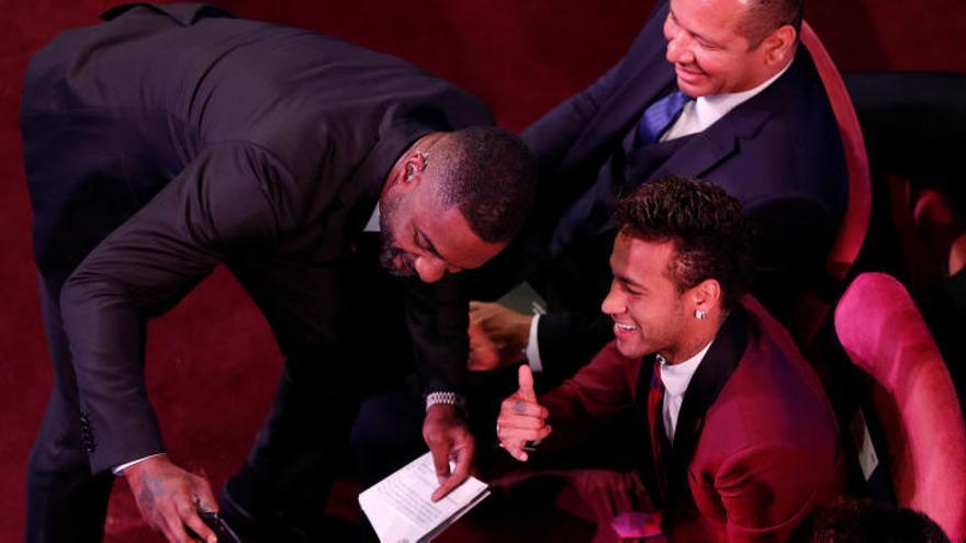 Neymar, junto a su padre y el actor Idris Elba en la gala de The Best.