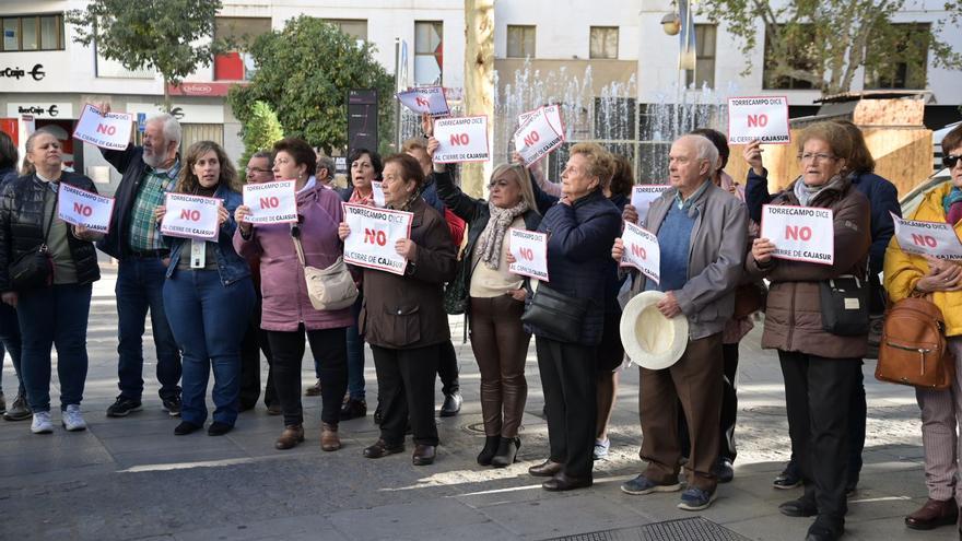 Vecinos de Torrecampo protestan por el cierre de la única sucursal bancaria del pueblo