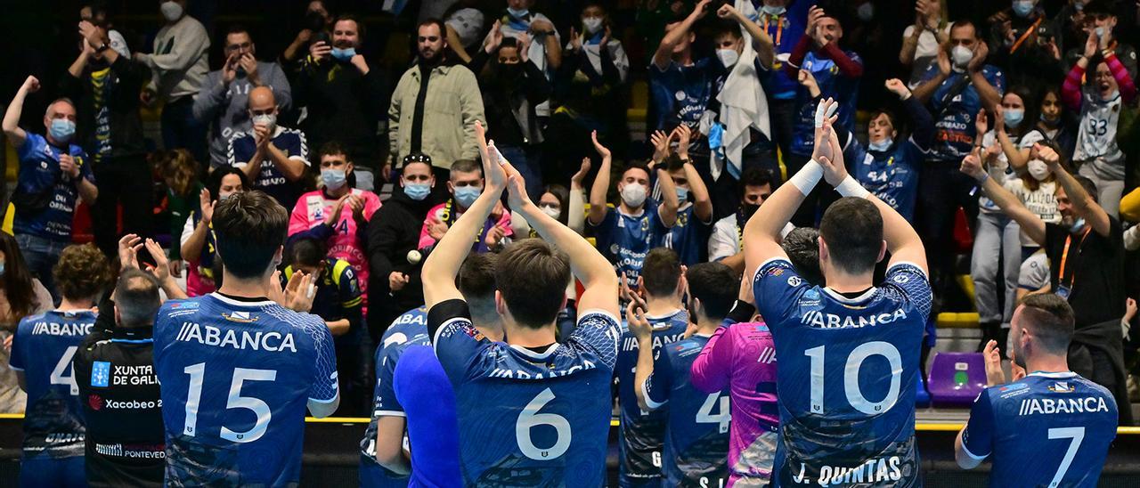 Los jugadores del Cangas agradecen a sus aficionados el apoyo tras el partido de cuartos de final ante el Ademar León.