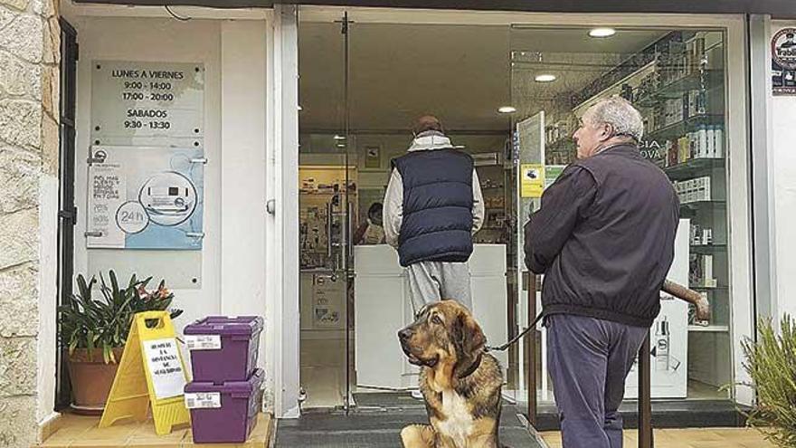 Un cliente espera en la calle poder entrar en una farmacia de Palma.